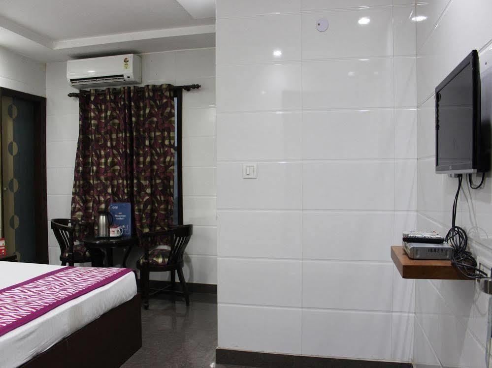 Oyo 2705 Hotel Preet Palace 뉴델리 외부 사진